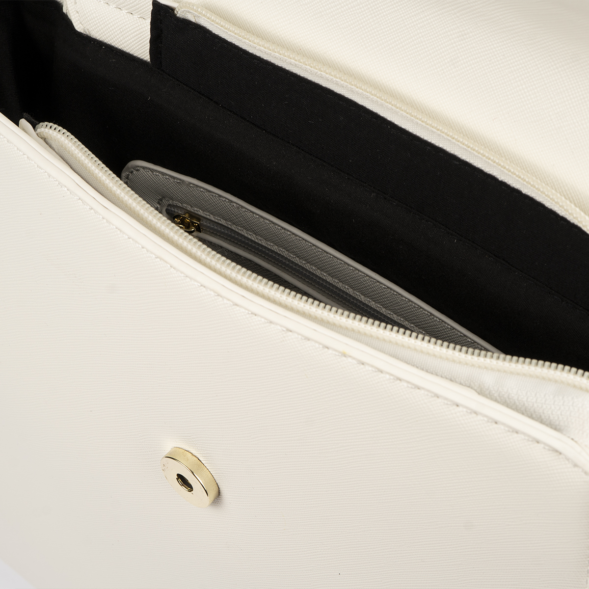 bolso mochila blanco con detalles dorados pepemoll 14125