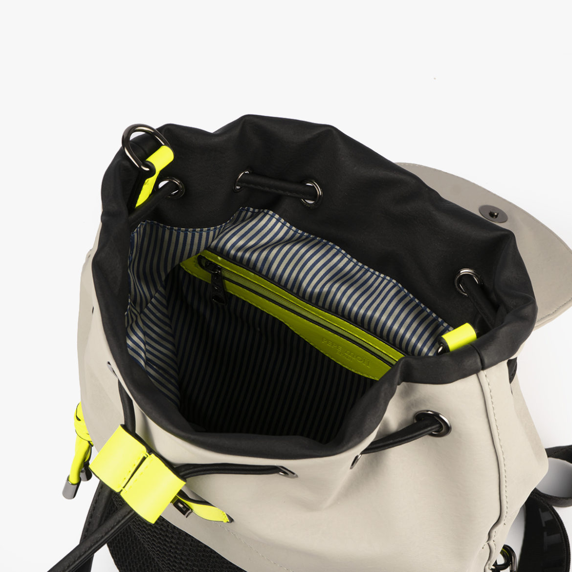 bolso mochila negro con tonos perla y detalles fluorescentes 35119