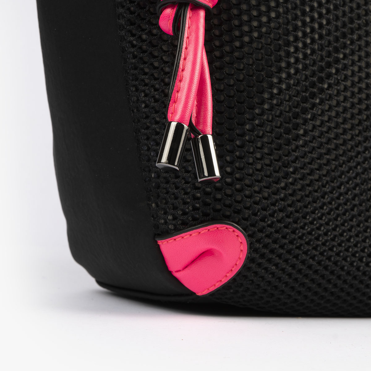 bolso de hombro 35120 negro con detalles rosa pepemoll