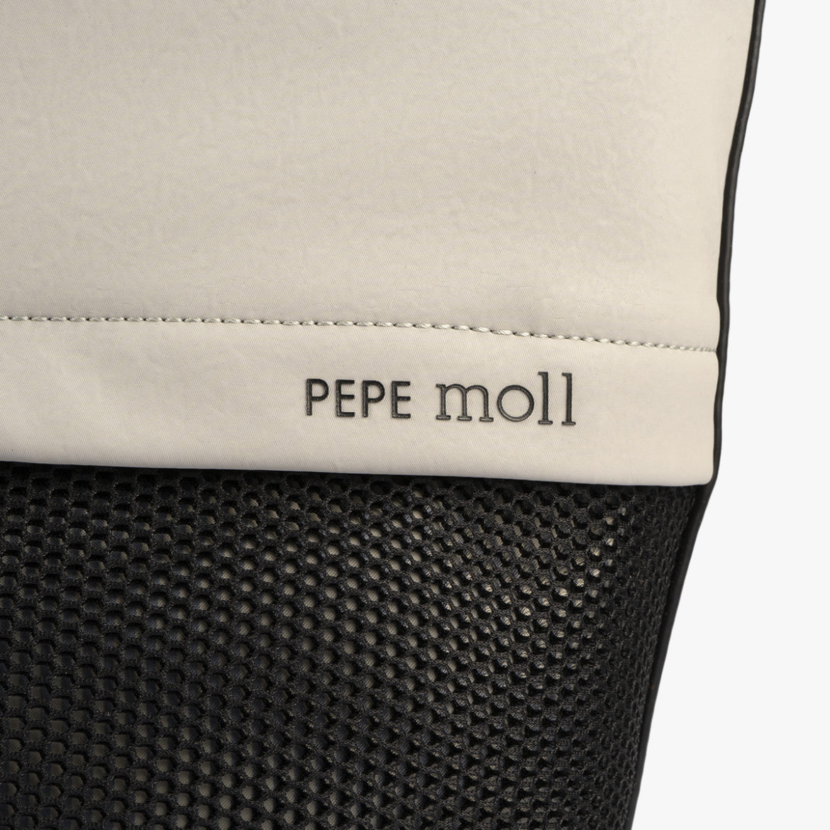 bolso bandolera negra con tonos color perla y detalles fluorescentes 35121
