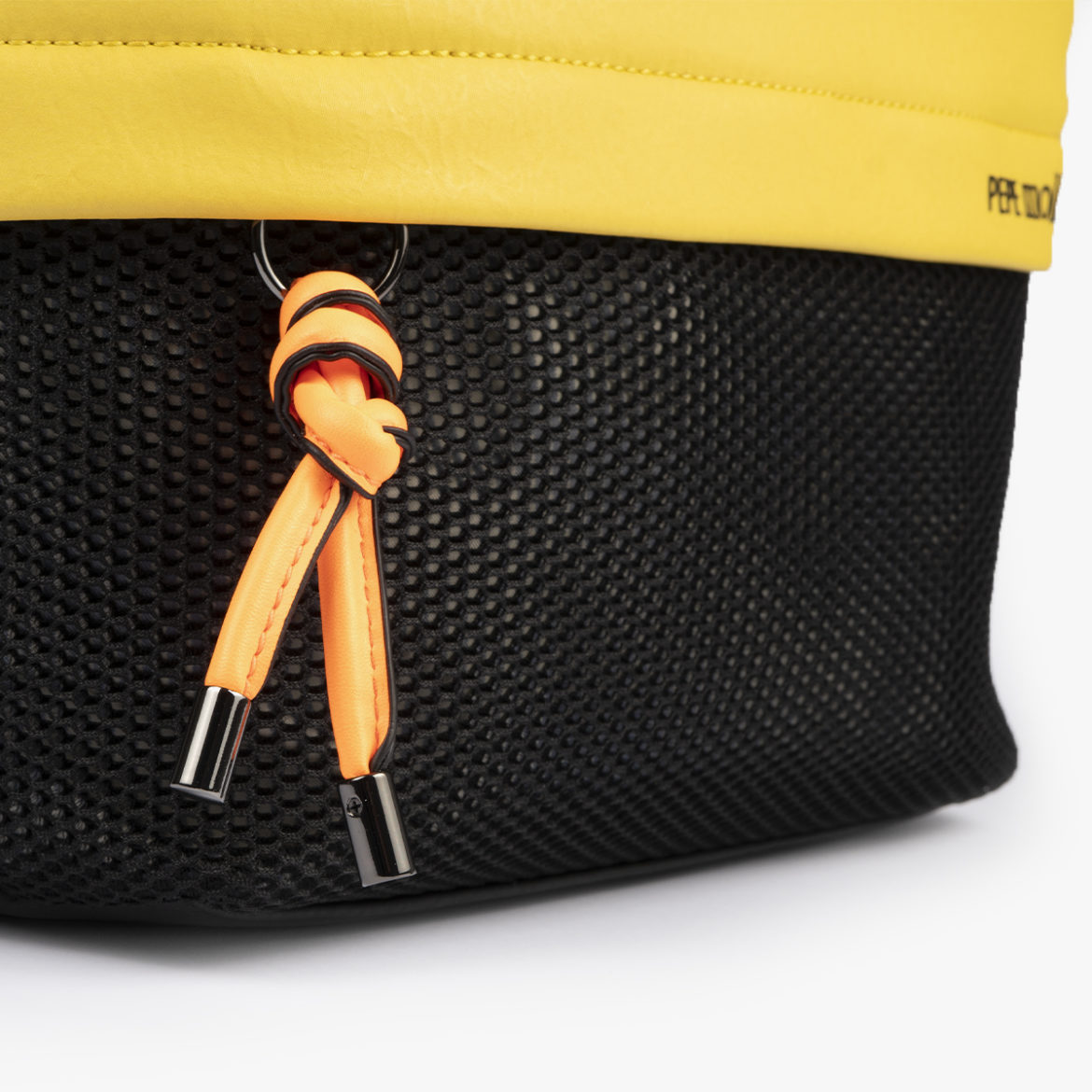 bolso bandolera negra con tonos color amarillo y detalles fluorescentes 35121